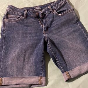 🌻🌻Five Pocket Denim Shorts Ladies Size 6🌻🌻